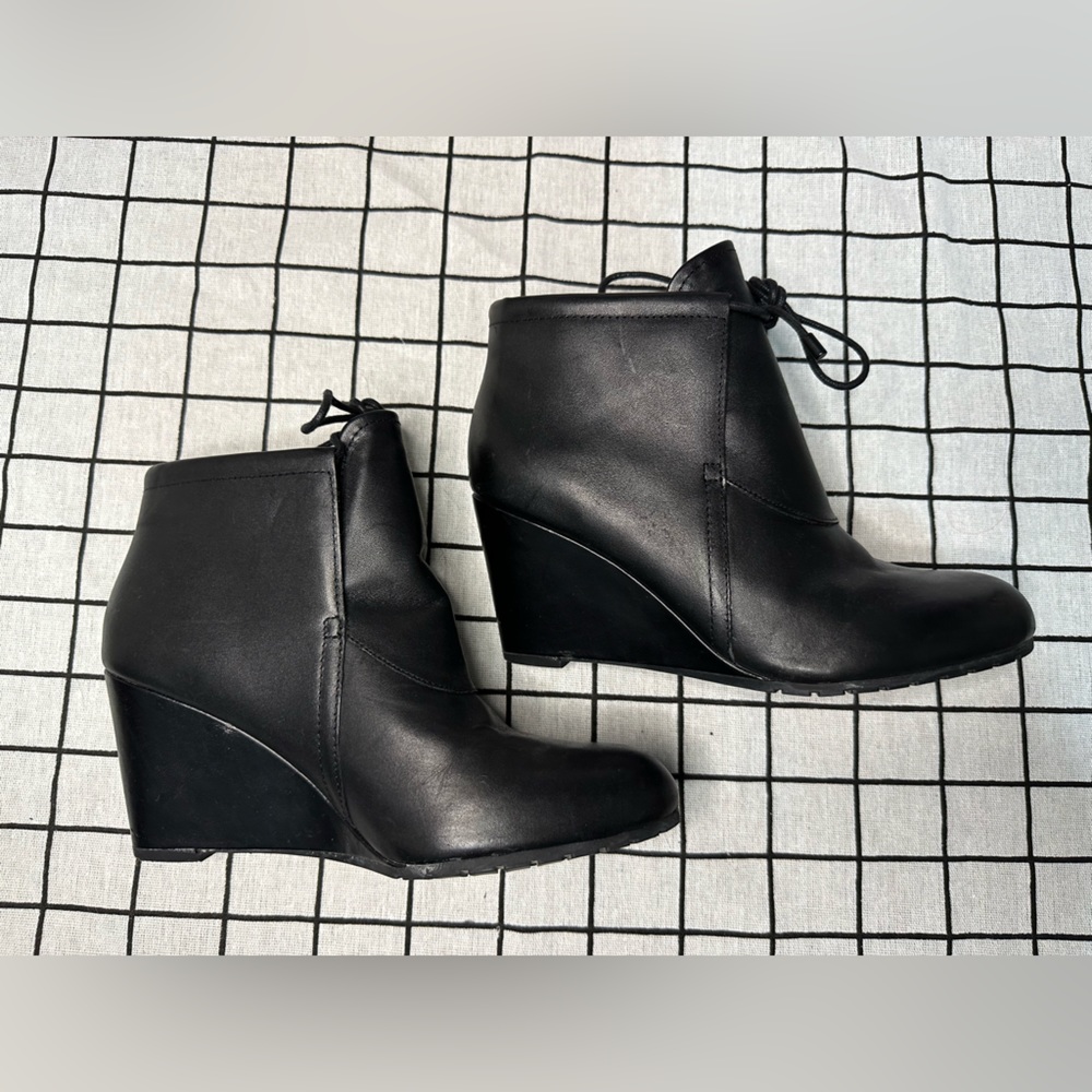 Black leather heeled boot